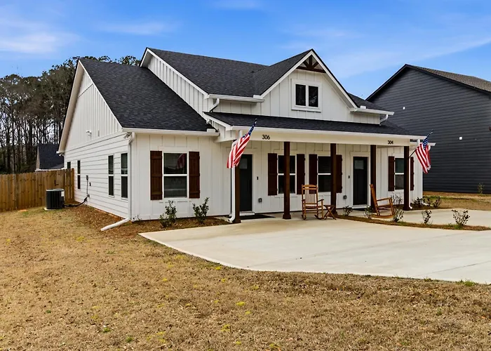 Stylish New Home Near Downtown Pine Mountain