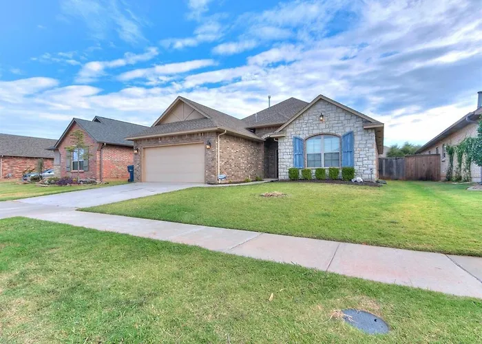 Spacious Deer Creek Home With Study And Yard