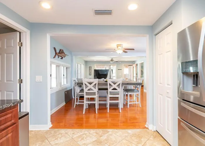 Waterfront 3Br Villa W Gym, Pool & Dock Access