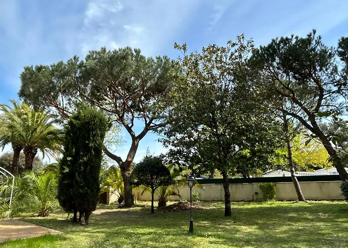 Villa avec piscine intérieur 30 degrés et parc privé au bord de mer à 3 minutes