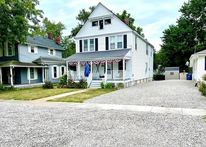 Entire Unit- Charming Century Home In Harbour Town