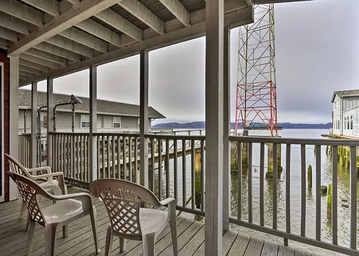 Riverfront Astoria Condo On Pier, Walk Everywhere