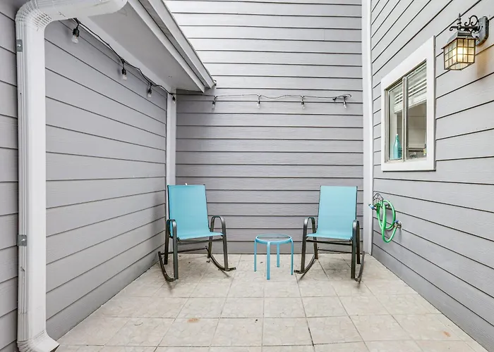 Lake-View Townhome W/ Pool Access In Houston Area!