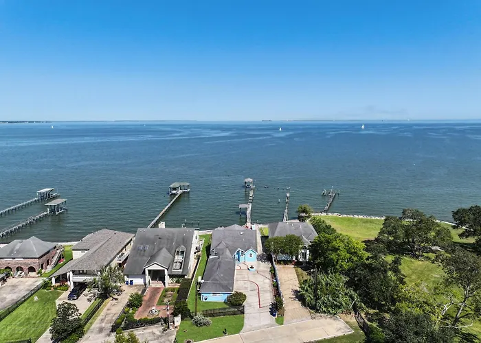 Bayfront Luxury House With Pool