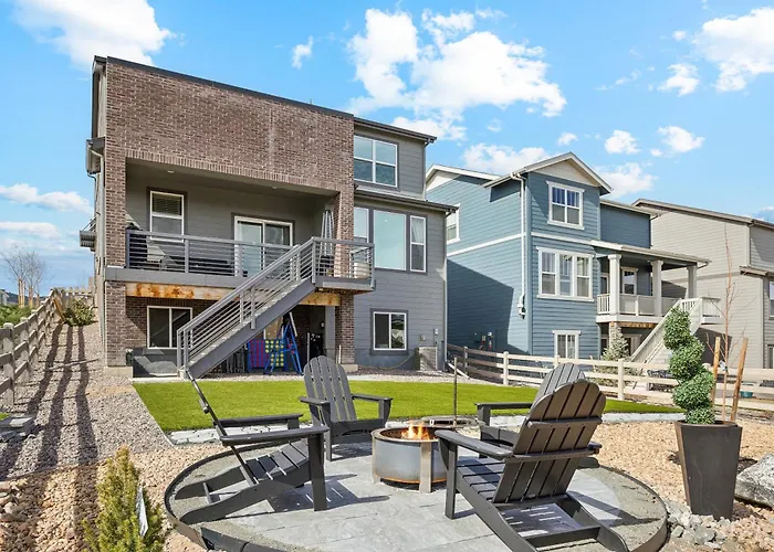 New Modern Retreat With Mountain Views, Fire Pit & Deck