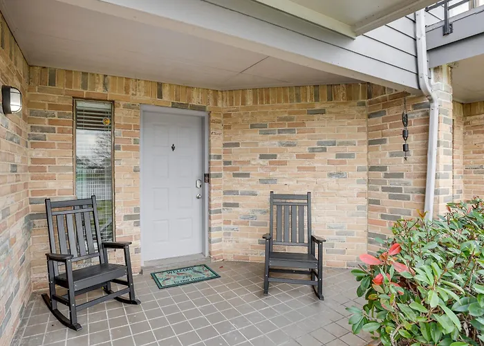 Lake-View Townhome W/ Pool Access In Houston Area!