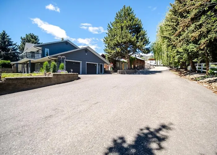 Spacious Vernon Retreat With Game Room, Bbq Patio And Turf Yard