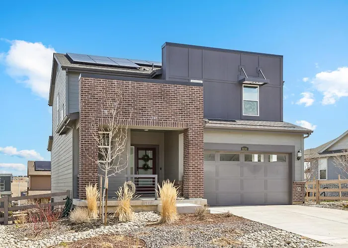 New Modern Retreat With Mountain Views, Fire Pit & Deck