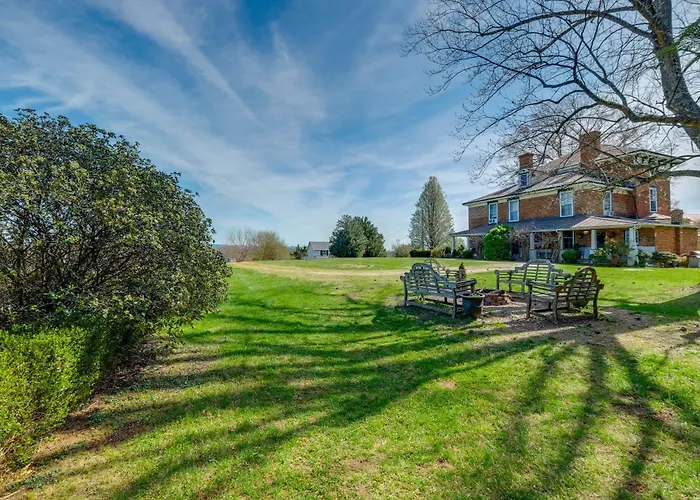 Hot Tub Access: Historic Group Getaway In Amherst!