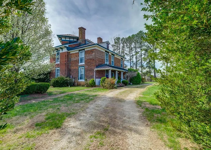 Hot Tub Access: Historic Group Getaway In Amherst!