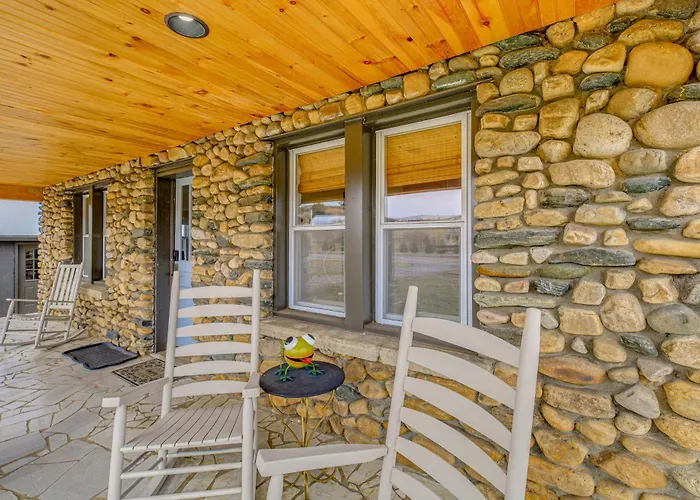 The Rock House: Damascus Cabin W/ River Access!