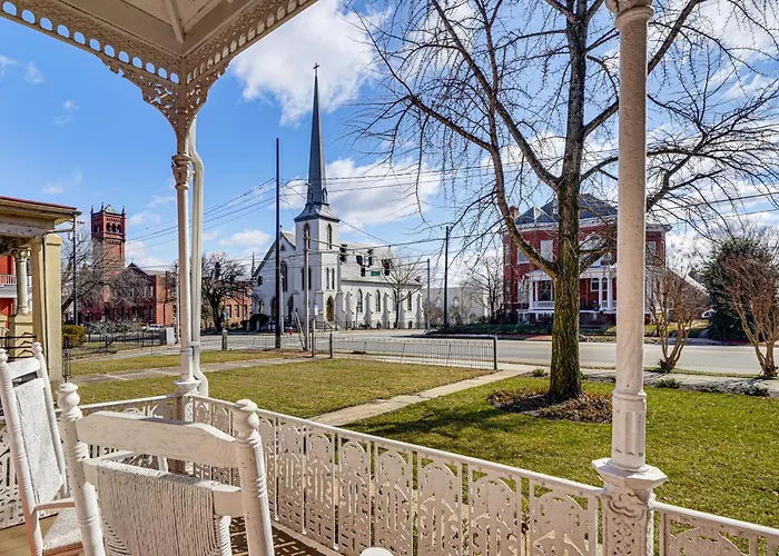 'Queen Anne Manor' In Old West End W/ Elevator