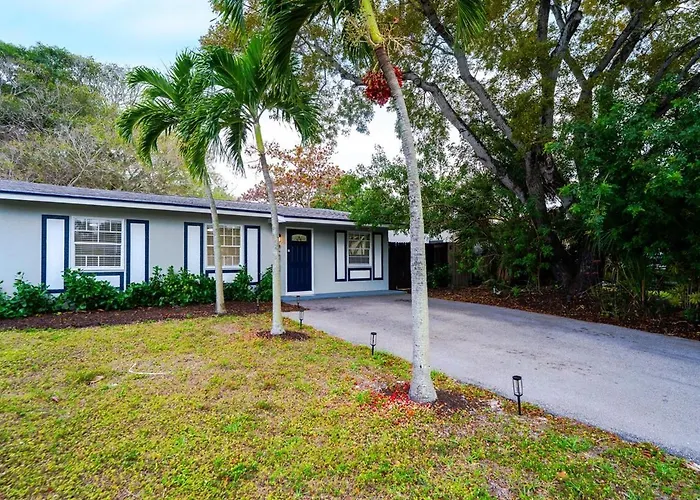 East Boca Oasis With Huge Yard Hot Tub Fire Pit And Games