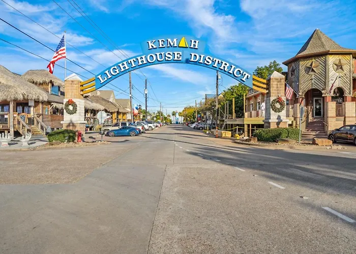 Elegant Lakefront Condo Showcasing Spectacular Views.