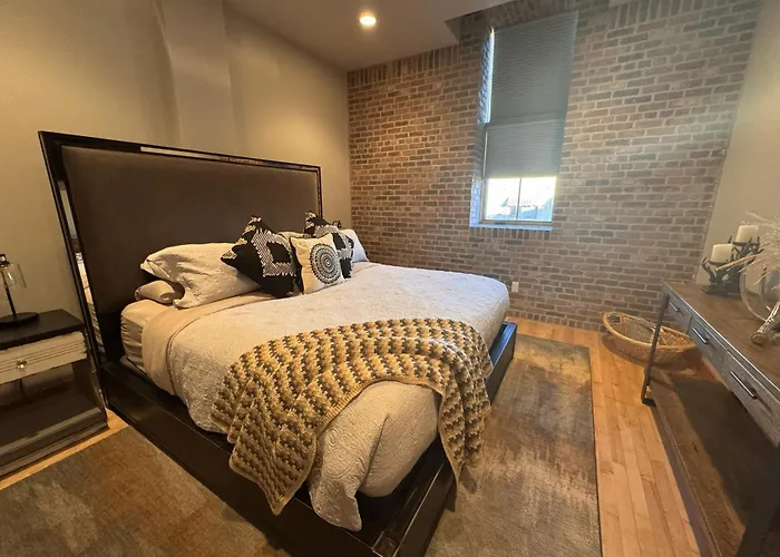 Chic 3Br Industrial Loft Main St W Garage