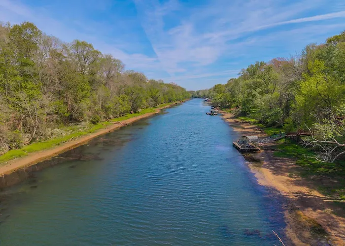 Riverfront Little Red Cabin, Hot Tub, World-Class Trout Fishing, Views & Boat Access