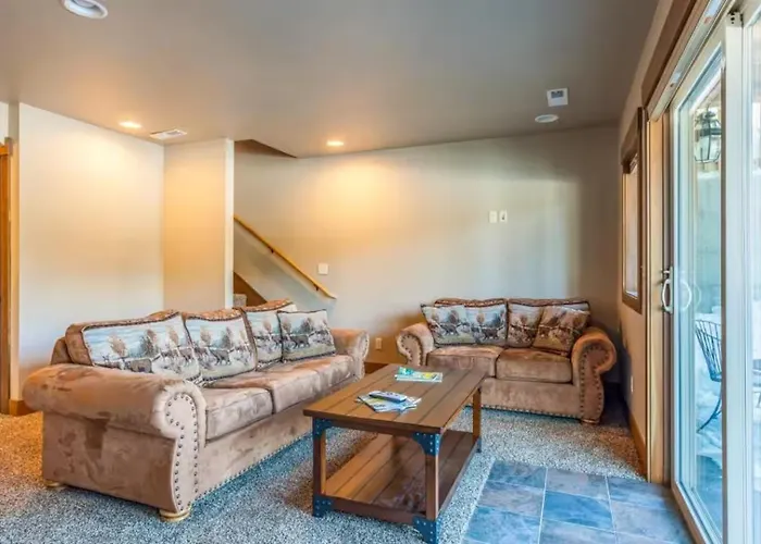 Lovely Family Cabin Rental For An Outdoor Getaway Near Whitefish, Montana