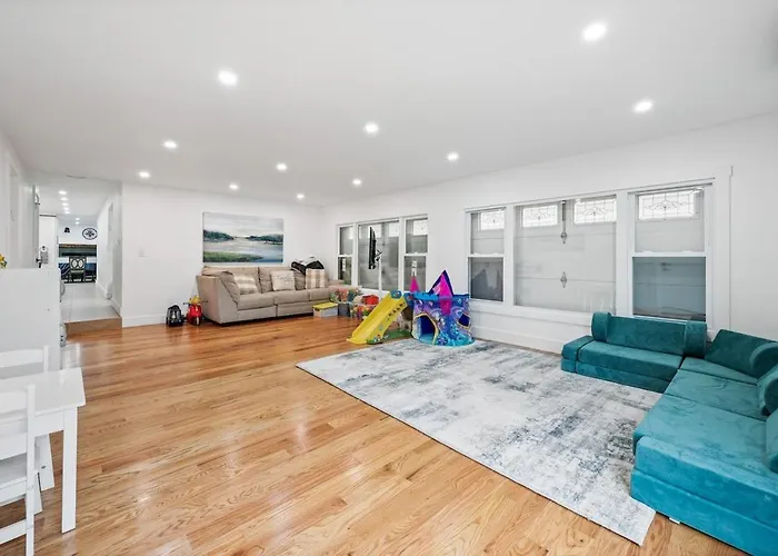 Spacious 8 Bedroom Family Summer Escape Large Pool