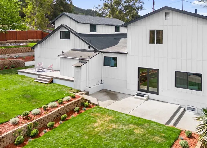 Spacious Modern Farmhouse Retreat With Two Kitchens And Pool - Ideal For Large Groups And Families