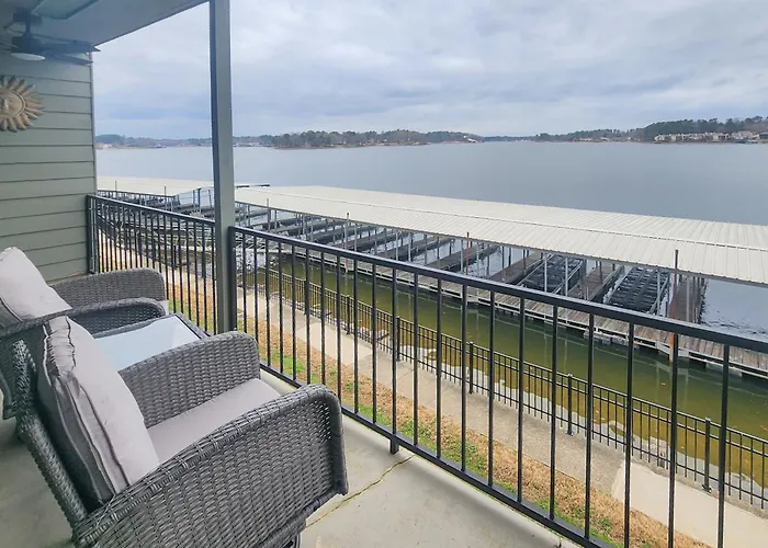 Easy-Access Lake Hamilton Condo W/ Fireworks View