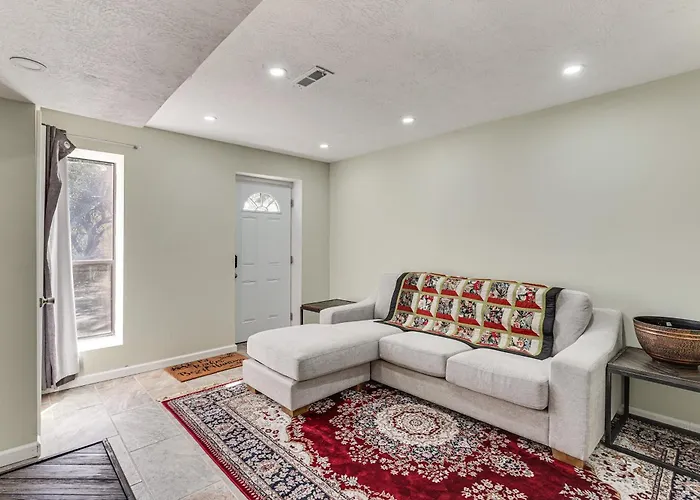 Near Bruce'S Field, Downtown & Hospital! Cozy Unit