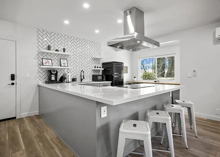 Spacious Apt W/ 2Br - City Center