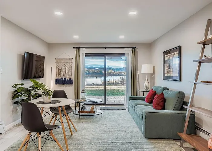 Foxgardens Incredible Lake & Mtn View Private Secure