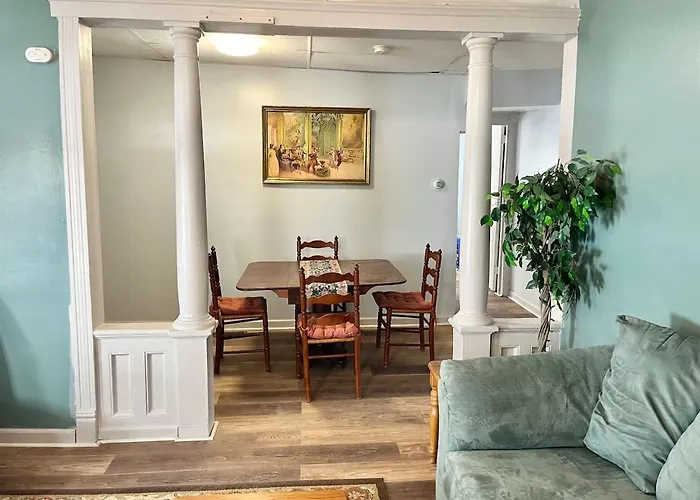 Private Room-Queen Bed-Shared Living Spaces