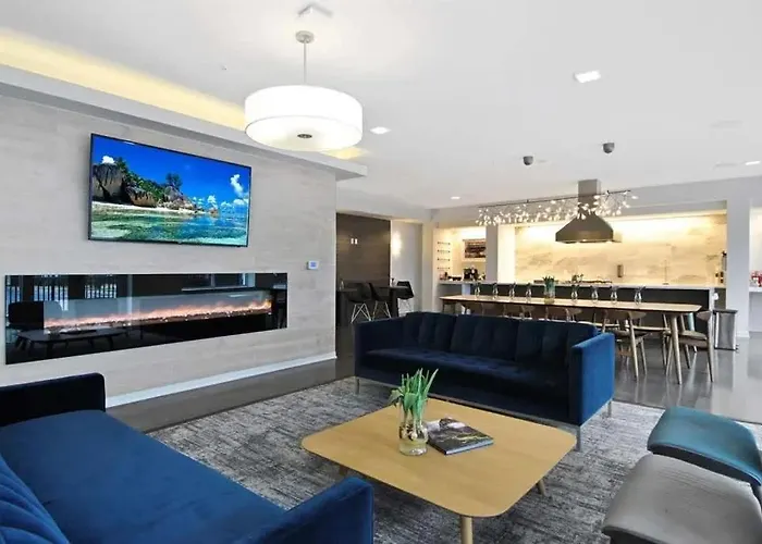 Stylish 2Br Condo Near Downtown & U Of M