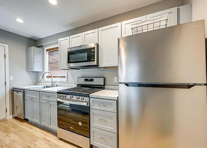 Walkable Stay Near Hudson River, Dining & Shopping