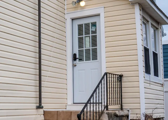Comfortable Two Bedroom Apartment In Long Branch