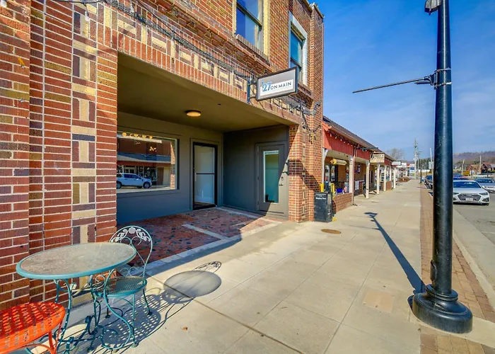 In The Heart Of Downtown Sparta, Walkable Suite