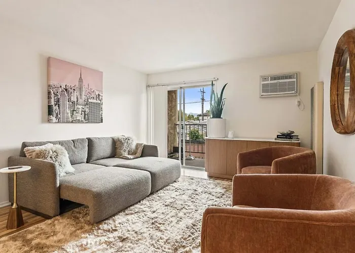 Elegant Hampton Flat In Glendale, Ca