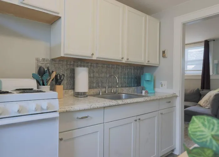 Stylish 1-Bed With Office • Minutes To Church St