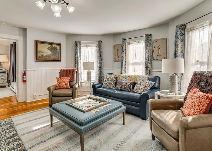 Easy Beach Access! New London Apt W/ Kitchenette
