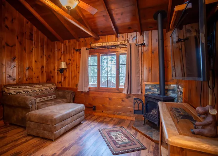 Cozy Northwoods Cabin Sleeps 2 - Perfect For A Couples Getaway Cb03
