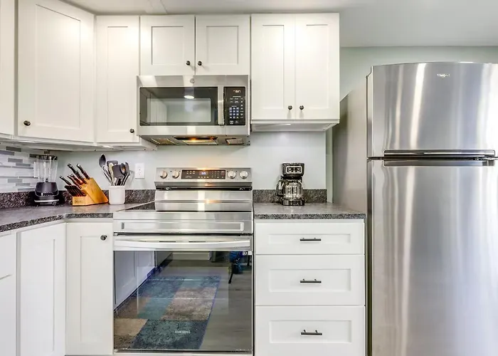 Close To Colleges: Worcester Apt W/ Lake Access!