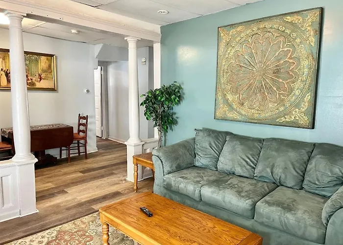 Private Room-Shared Common Spaces-Queen Bed