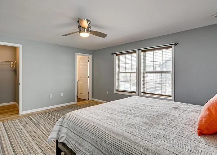 Walkable Stay Near Hudson River, Dining & Shopping