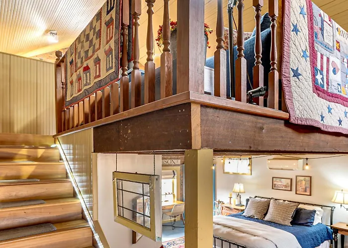 1 Block To Main St: 'Second Street Carriage House'