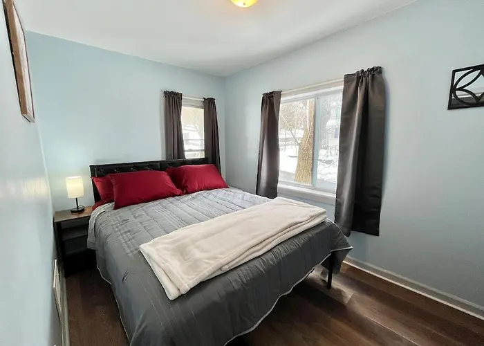 Private Room-Shared Common Spaces-Queen Bed