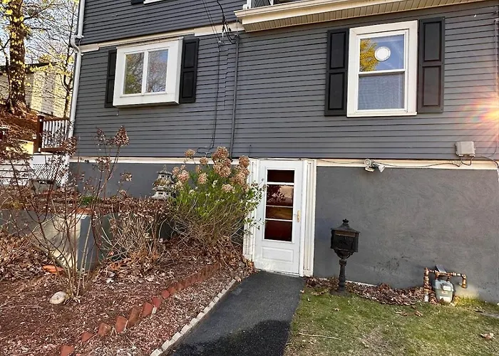 Convenient 1 Bedroom Apartment With Private Basement Entrance - 5 Min To Green Line T Station & Newton Wellesley Hospital At Newton Boston