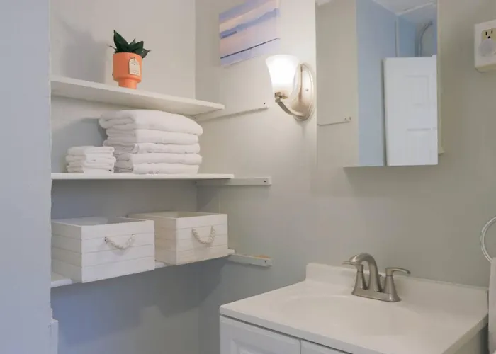 Stylish 1-Bed With Office • Minutes To Church St