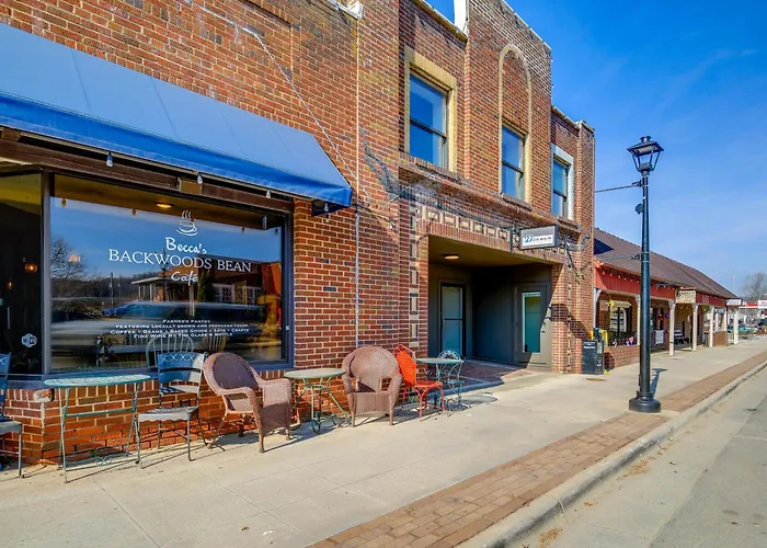 In The Heart Of Downtown Sparta, Walkable Suite