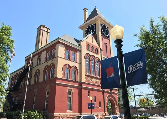 Historic Downtown Clock Tower View Condo-2 Bedroom