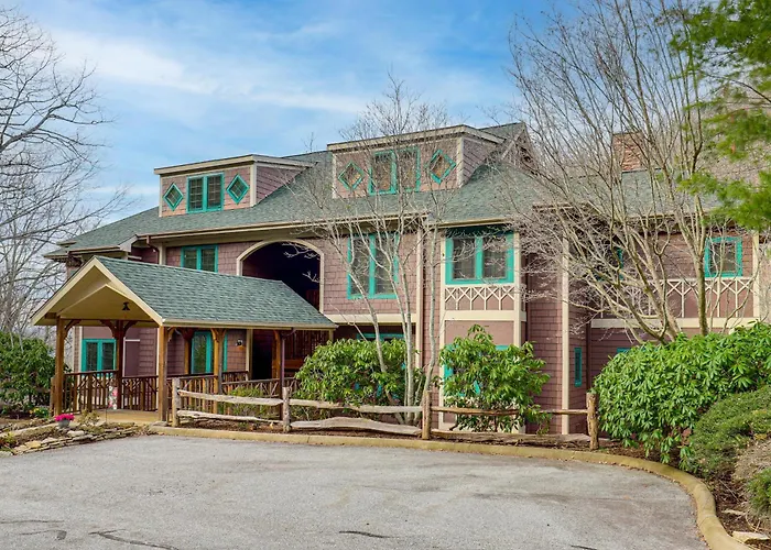 Forest-View Balcony & Trail Access! Burnsville Gem