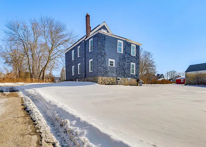 Easy Beach Access! New London Apt W/ Kitchenette