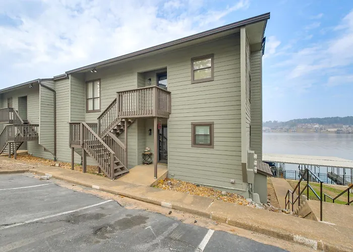 Easy-Access Lake Hamilton Condo W/ Fireworks View
