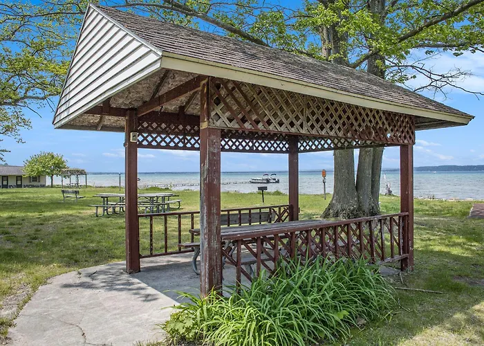 Stylish The Shores Condo Private Beach W Views ➠ 5716