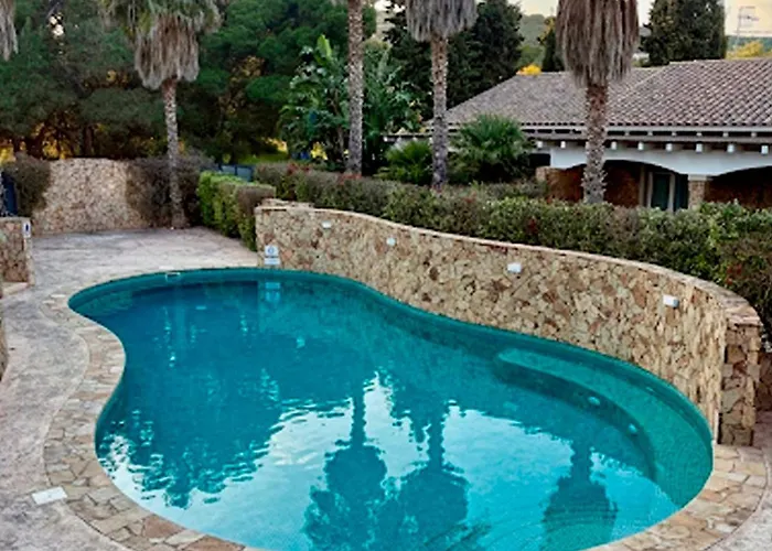Villa Prestige - Steps From The Sea Shared Pool